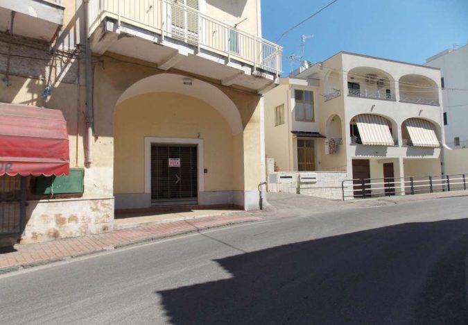 LOCALE COMMERCIALE FRONTE STRADA