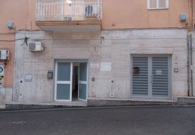 LOCALE COMMERCIALE FRONTE STRADA