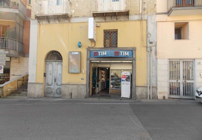 LOCALE COMMERCIALE FRONTE STRADA