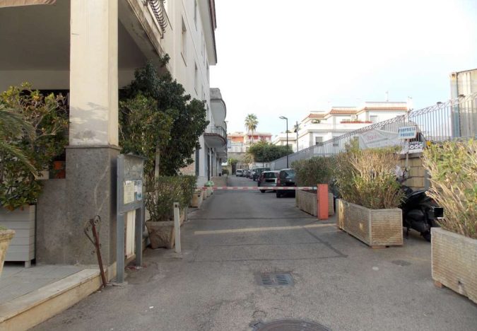 LOCALE COMMERCIALE CON POSTO AUTO
